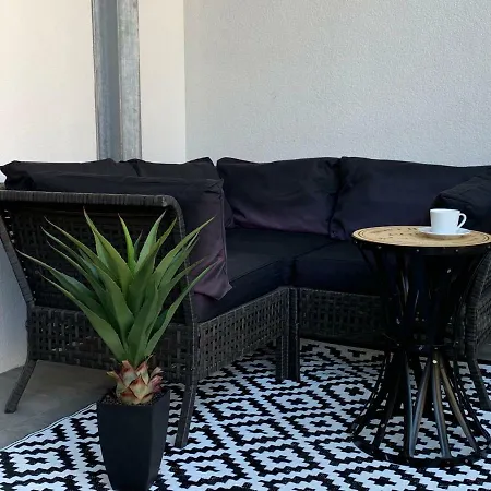 Sandra's Lounge *